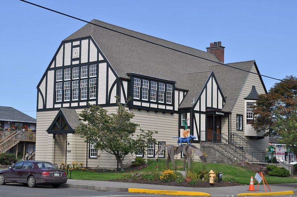 An image of the exterior of the Raymond Timberland Library.