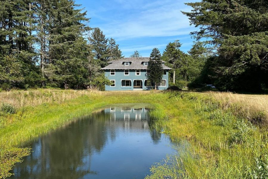 An image of a house in Seaview settled on a pond surrounded by vegetation.